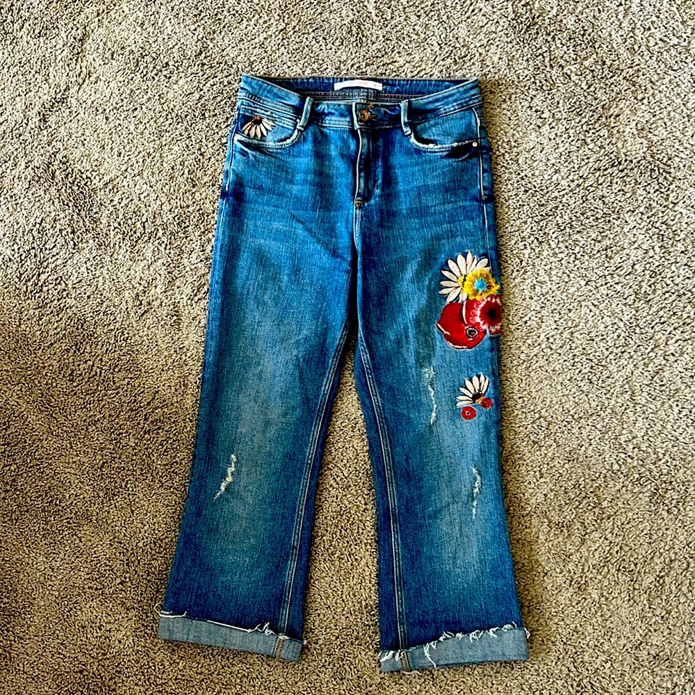 Zara cropped jeans with flowers. Size 4.